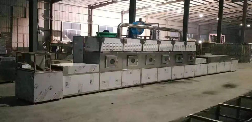 Industrial tunnel conveyor belt microwave drying machine